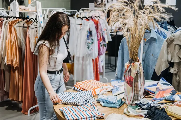 Online Fashion Boutiques vs. Big Brands: Where Should You Shop?